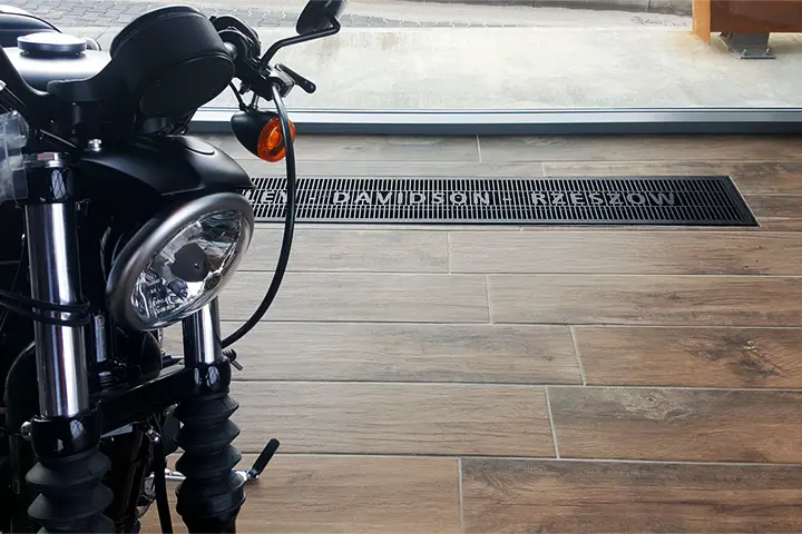 Grzejniki kanałowe w salonie Harley-Davidson w Rzeszowie / Polska