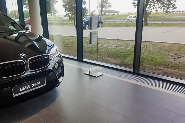 Grzejniki kanałowe VKN5 z wentylatorem w salonie Dealer BMW Inchcape Poznań Swadzim